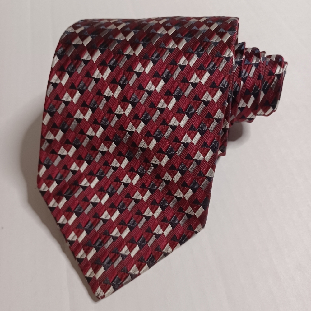 MASSIMO MEN  Elegant Red Geometric 100% Silk Tie.